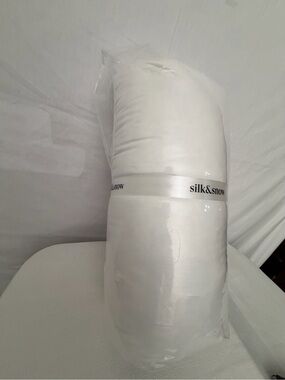 Silk & Snow Inner Pillow 17.7x26 White New (F282)
